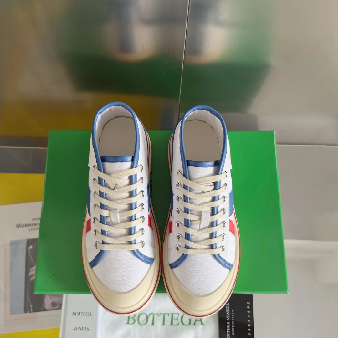 Top version: Couple model 580💰 Bottega Veneta Bottega Veneta BV’s latest Eliot series retro basketball shoes casual sports canvas shoes Bottega Veneta 2025 spring and summer show new shoes Eliot is on the market. Inspired by retro basketball sneakers, the color combination highlights youthful vitality and perfectly interprets the theme of youth and childlike innocence. The details are also very particular. The summer canvas brings excellent durability and comfort. Designs such as calfskin trim, rubber toe caps and hand-painted retro red lines are full of retro feel. The round toe and convex sole add a modern feel. Exquisite packaging at the delivery counter🛍📦 ▪️Fabrics: Original customized high-density canvas + cowhide ▪️Inner lining: Original customized breathable canvas ▪️Sole: Original open-molded anti-slip TPU material ▪️Sole thickness: 3CM ▪️Size: Women’s 35-41 / [Men’s 39-45 pre-sale]